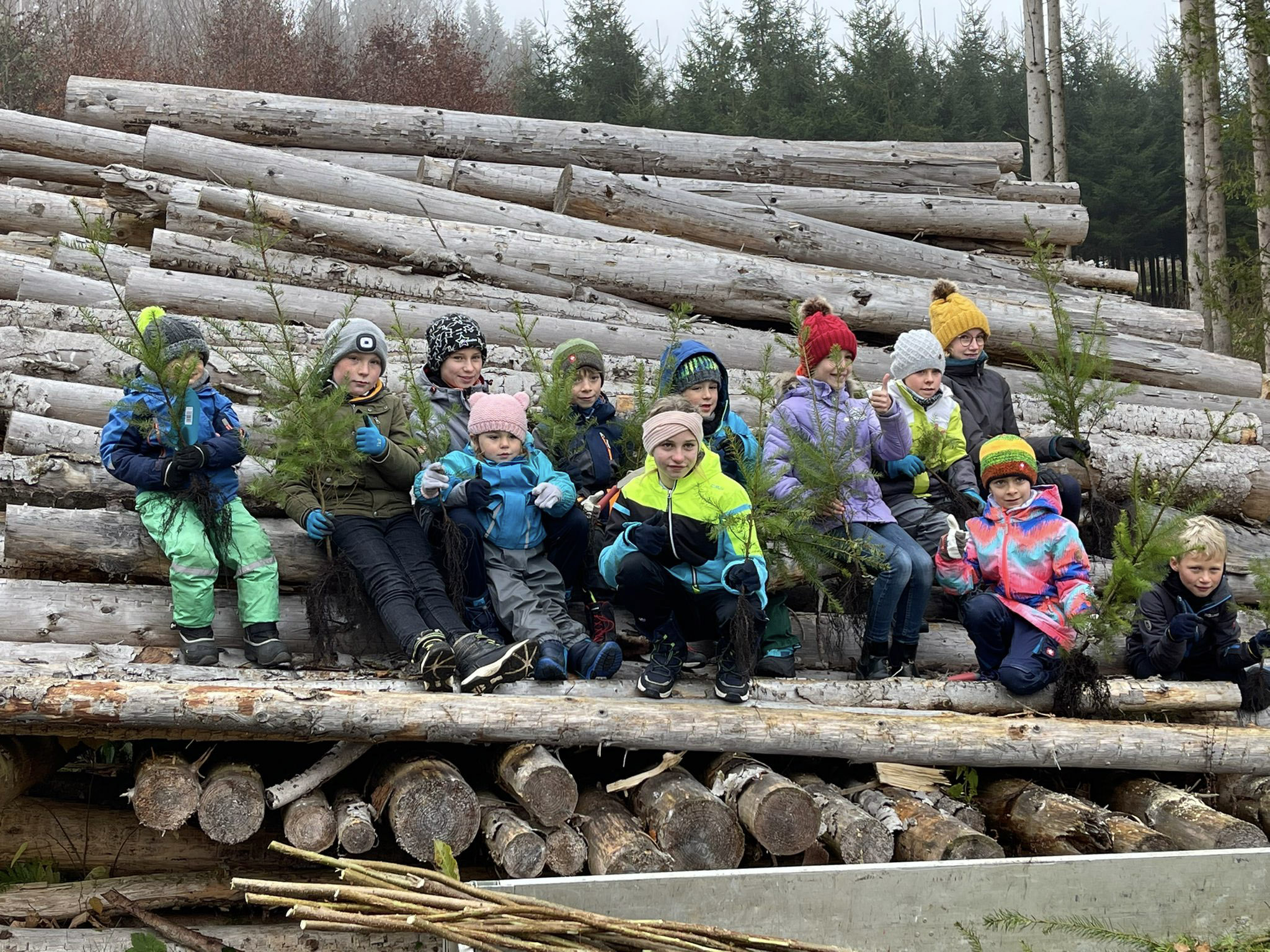 Gruppenfoto - Kinder mit Sätzlingen